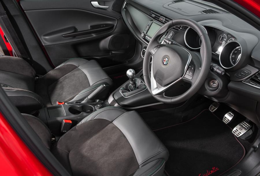 Интерьер Alfa Romeo Giulietta Sportiva (940) 2014 года  (UK) (фото 31 из 48)